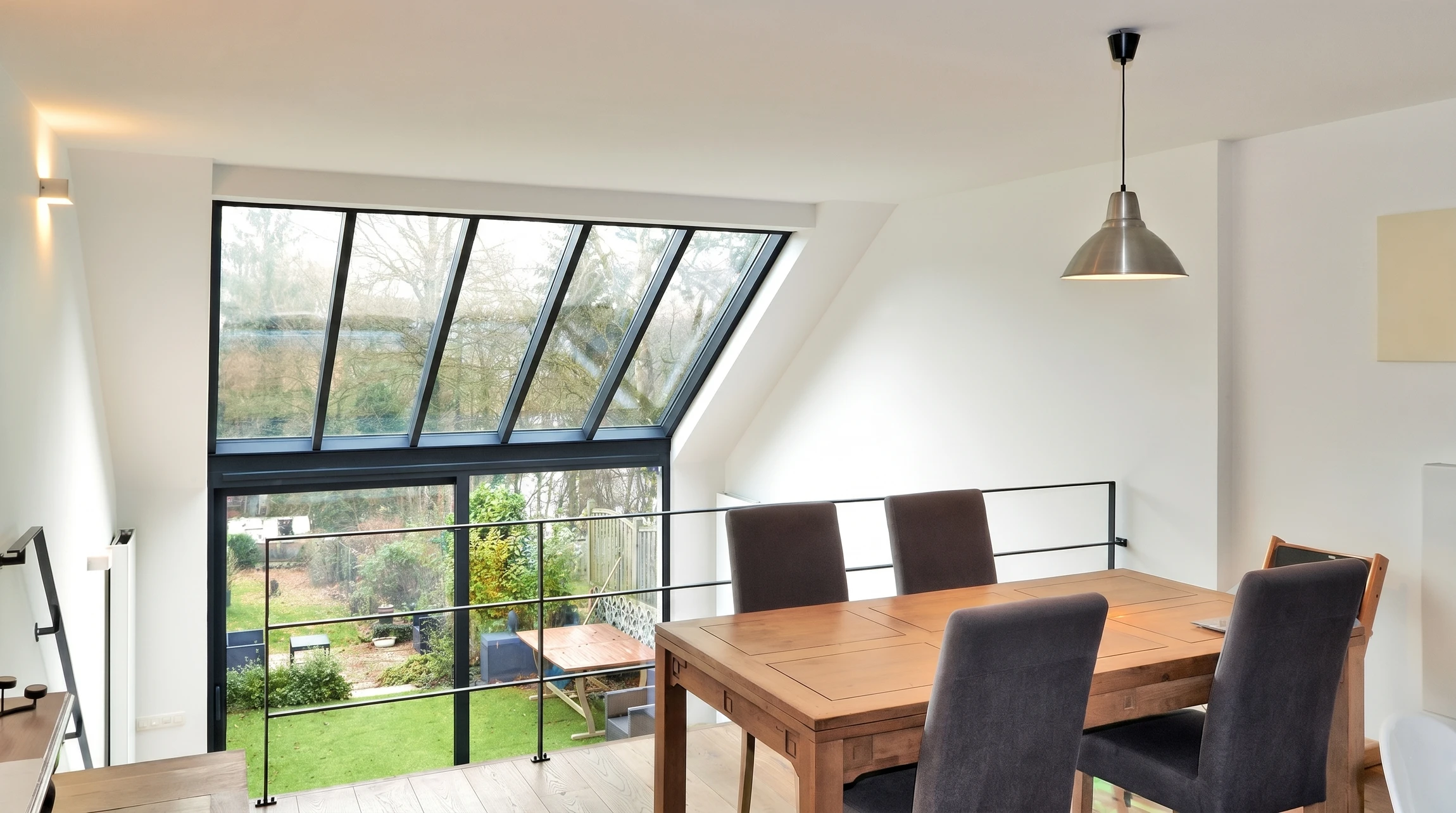 Extérieur résidentiel moderne avec pergola bioclimatique à lames orientables installée devant une maison contemporaine blanche