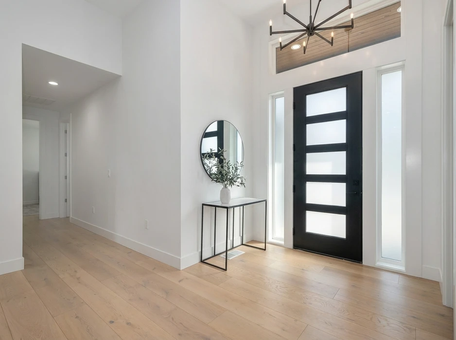 Façade résidentielle moderne avec porte d'entrée contemporaine et porte de garage sectionnelle