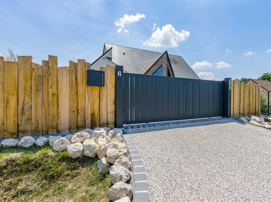 Entrée moderne d'une maison contemporaine avec porte d'entrée anthracite et panneau vitré latéral