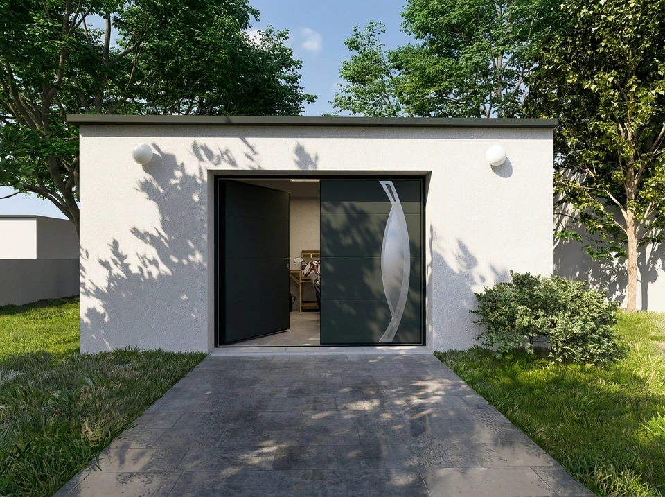 Photographie professionnelle en grand angle montrant l'extérieur d'une maison avec une porte de garage sectionnelle moderne, fermée, de couleur blanche ou grise, parfaitement alignée dans son encadrement. Le garage doit être intégré harmonieusement à l'habitation. La porte doit paraître robuste et bien isolée, avec un design contemporain. Prise de vue en lumière naturelle de jour, sous un angle montrant l'ensemble de la porte et une partie de la façade environnante, pour illustrer sécurité, isolation et intégration au domicile.