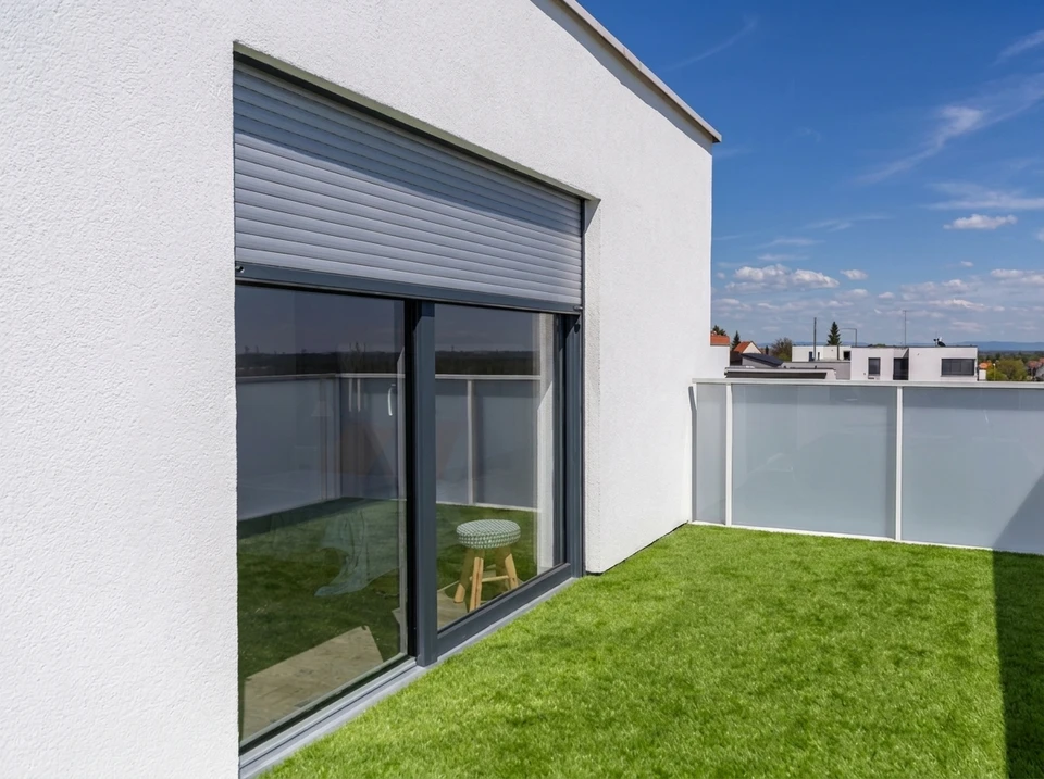 Le travailleur installe et vérifie la fenêtre dans la maison